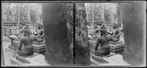 Banteay Srei : gardiens d'échiffre EFEO_FINL02179