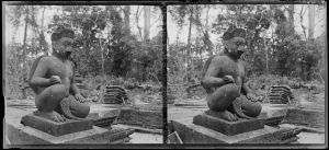 Banteay Srei : gardien d'échiffre à tête de garuda (bâtiment nord, côté est, côté nord) EFEO_FINL02181