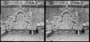 Banteay Srei : fronton est de la "bibliothèque" sud EFEO_FINL02182