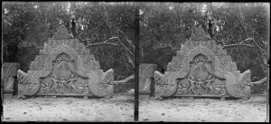 Banteay Srei : fronton dans allée centrale et la IIe enceinte EFEO_FINL02183
