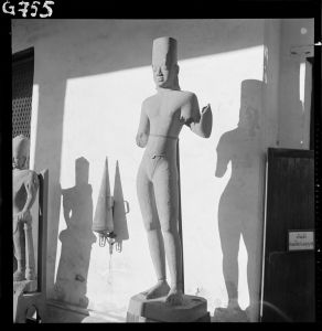 Statue de Vishnu en grès du musée national de Bangkok EFEO_GROB00719