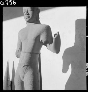 Statue de Vishnu en grès du musée national de Bangkok EFEO_GROB00720