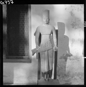 Statue de Vishnu en grès du musée national de Bangkok EFEO_GROB00721