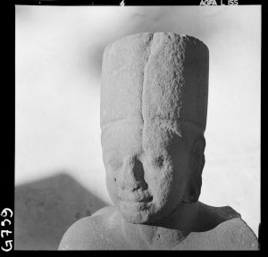 Tête de Vishnu en grès du musée national de Bangkok EFEO_GROB00723