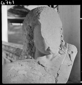 Buste de Krishna Govardana en grès du musée national de Bangkok EFEO_GROB00725