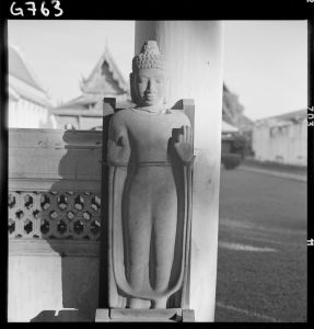 Statue de Buddha en grès du musée national de Bangkok EFEO_GROB00727