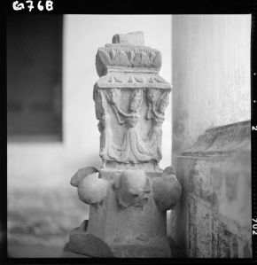 Piédestal en grès du musée national de Bangkok EFEO_GROB00732