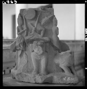 Piédestal en grès du musée national de Bangkok EFEO_GROB00733
