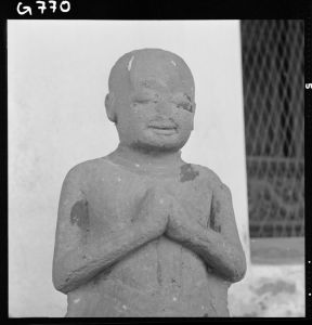 Statue de disciple en grès du musée national de Bangkok EFEO_GROB00734