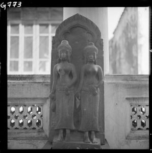 Statue d'apsaras en grès du musée national de Bangkok EFEO_GROB00737