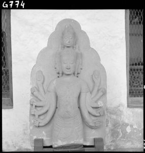 Statue de Siva en grès du musée national de Bangkok EFEO_GROB00738