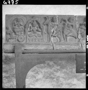 Linteau des neuf planètes en grès du musée national de Bangkok EFEO_GROB00739