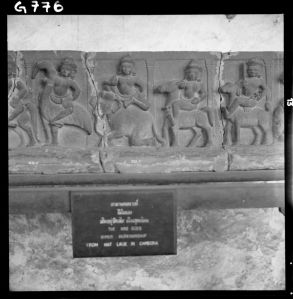 Linteau des neuf planètes en grès du musée national de Bangkok EFEO_GROB00740