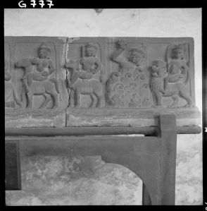 Linteau des neuf planètes en grès du musée national de Bangkok EFEO_GROB00741