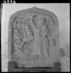 Sema figurée en grès du musée national de Bangkok EFEO_GROB00742