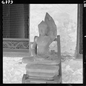 Statue de Buddha sur naga en grès du musée national de Bangkok EFEO_GROB00743