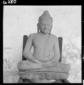 Statue de Buddha sur naga en grès du musée national de Bangkok EFEO_GROB00744