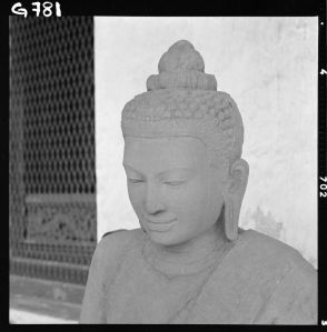 Statue de Buddha sur naga en grès du musée national de Bangkok EFEO_GROB00745