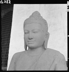 Statue de Buddha sur naga en grès du musée national de Bangkok EFEO_GROB00746