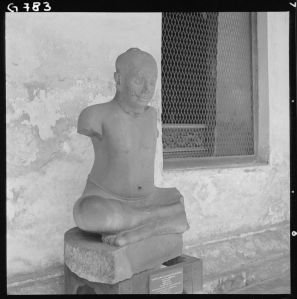 Statue de Jayavarman VII en grès du musée national de Bangkok EFEO_GROB00747