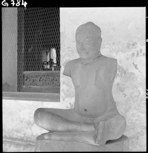 Statue de Jayavarman VII en grès du musée national de Bangkok EFEO_GROB00748