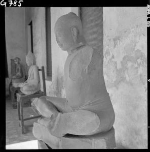 Statue de Jayavarman VII en grès du musée national de Bangkok EFEO_GROB00749