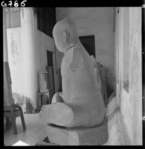 Statue de Jayavarman VII en grès du musée national de Bangkok EFEO_GROB00750