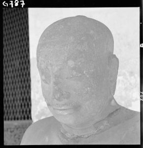 Statue de Jayavarman VII en grès du musée national de Bangkok EFEO_GROB00751