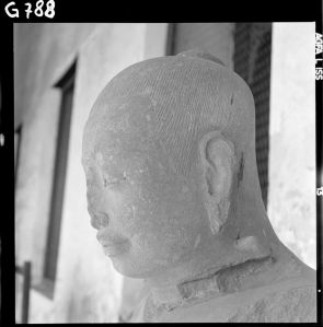 Statue de Jayavarman VII en grès du musée national de Bangkok EFEO_GROB00752