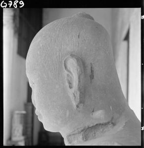 Statue de Jayavarman VII en grès du musée national de Bangkok EFEO_GROB00753