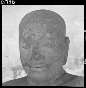 Statue de Jayavarman VII en grès du musée national de Bangkok EFEO_GROB00754