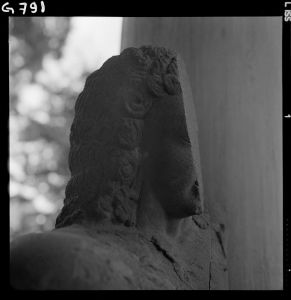 Statue de Krishna Govardana en grès du musée national de Bangkok EFEO_GROB00755