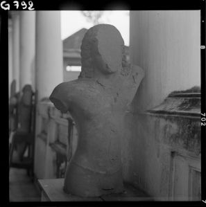 Statue de Krishna Govardana en grès du musée national de Bangkok EFEO_GROB00756