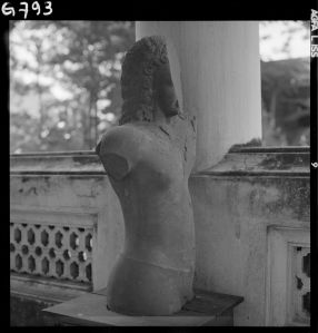 Statue de Krishna Govardana en grès du musée national de Bangkok EFEO_GROB00757