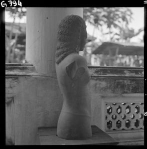 Statue de Krishna Govardana en grès du musée national de Bangkok EFEO_GROB00758