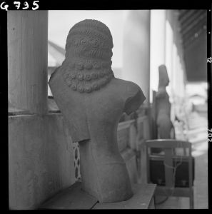 Statue de Krishna Govardana en grès du musée national de Bangkok EFEO_GROB00759