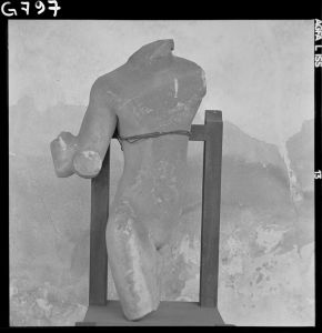 Torse masculin en grès du musée national de Bangkok EFEO_GROB00761