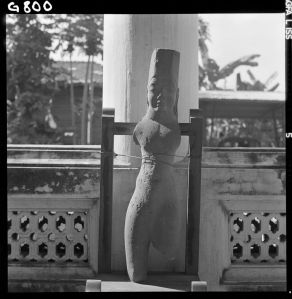Statue de Visnu en grès du musée national de Bangkok EFEO_GROB00764