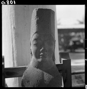 Statue de Visnu en grès du musée national de Bangkok EFEO_GROB00765