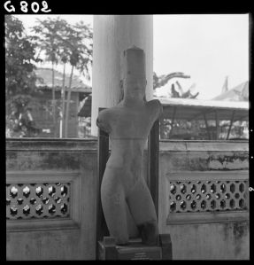 Statue de Visnu en grès du musée national de Bangkok EFEO_GROB00766