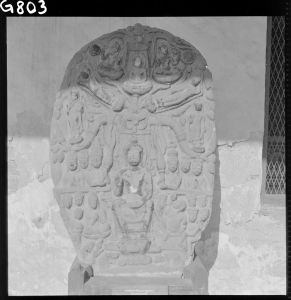 Stèle en grès représentant le grand miracle de Sravasti du musée national de Bangkok EFEO_GROB00767