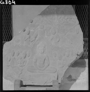Stèle en grès représentant le grand miracle de Sravasti du musée national de Bangkok EFEO_GROB00768