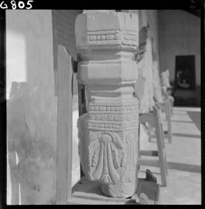 Colonnette en grès du musée national de Bangkok EFEO_GROB00769
