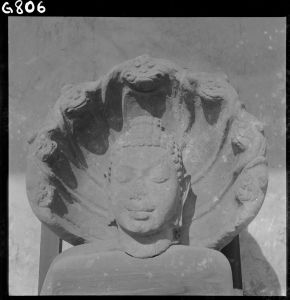 Statue de Buddha sur naga en grès du musée national de Bangkok EFEO_GROB00770