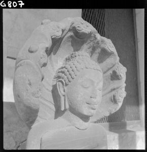Statue de Buddha sur naga en grès du musée national de Bangkok EFEO_GROB00771