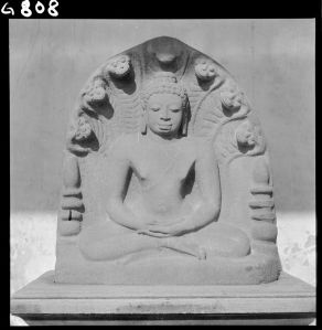 Statue de Buddha sur naga en grès du musée national de Bangkok EFEO_GROB00772