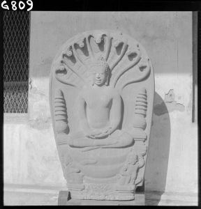 Statue de Buddha sur naga en grès du musée national de Bangkok EFEO_GROB00773