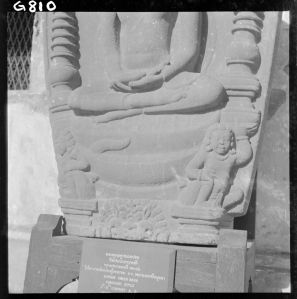 Statue de Buddha sur naga en grès du musée national de Bangkok EFEO_GROB00774