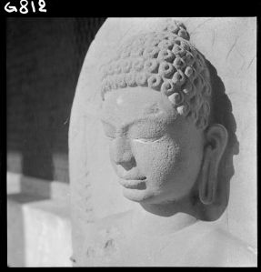 Statue de Buddha en grès du musée national de Bangkok EFEO_GROB00776