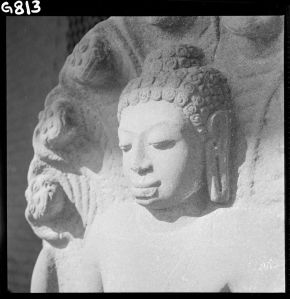 Statue de Buddha sur naga en grès du musée national de Bangkok EFEO_GROB00777